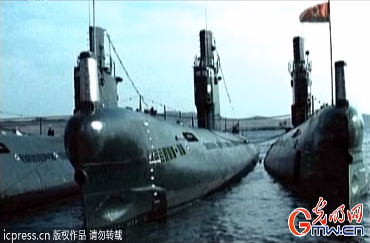 Lực lượng tàu ngầm: mặc dù Triều Tiên sở hữu một số lượng lớn tàu ngầm nhưng đa số chúng đều là các tàu ngầm cỡ nhỏ và số lượng rất ít các tàu ngầm tấn công có lượng giãn nước lớn. Tuy nhiên, việc sở hữu các tàu ngầm cỡ nhỏ lại được xem như là một lợi thế lớn của Hải quân Triều Tiên nhất là sau vụ chìm tàu Cheonan của Hàn Quốc.