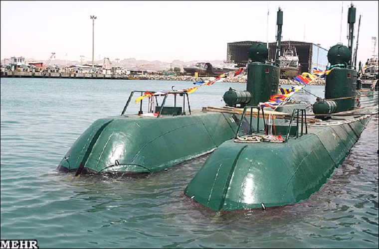 Tàu ngầm lớp Sang-O có lượng giãn nước khoảng 325 tấn được trang bị 2 ống phóng ngư lôi 533mm với thủy thủ đoàn gồm 15 người. Sang-O khá phù hợp cho các hoạt động ven bờ với kích thước nhỏ nên khó bị phát hiện bởi hệ thống thủy âm của đối phương. Mặc dù được trang bị hỏa lực khá hạn chế nhưng nó lại có tác dụng uy hiếp rất lớn khi hoạt động tác chiến độc lập. Trong ảnh, loại tàu ngầm mini của Iran được cho là phát triển dưới sự trợ giúp của Triều Tiên, và nó đang gây lo ngại cho Mỹ.