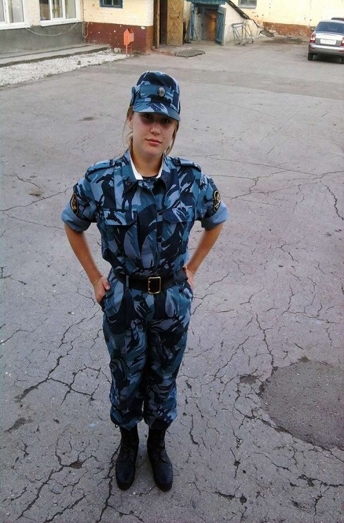 Gương mặt như thiên thần của một nữ quản giáo Nga.