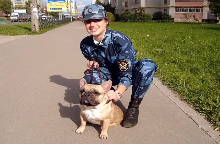 Một học viên của FSIN với chú cảnh khuyển của mình.