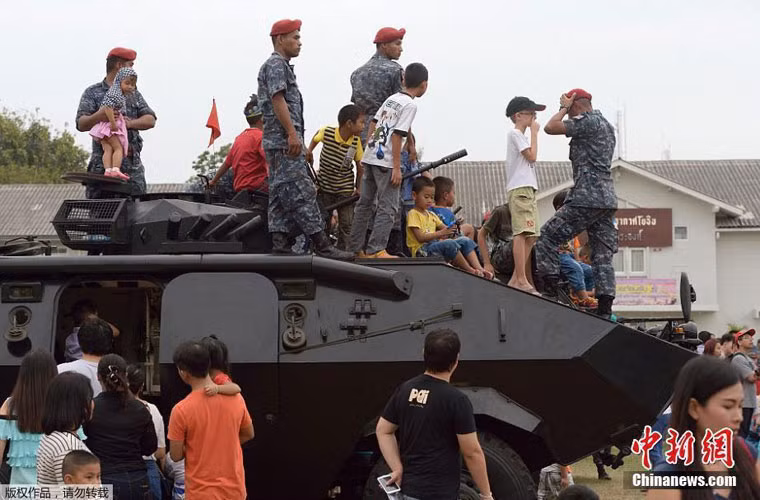 Trẻ em Thái Lan còn được leo trèo lên những cỗ xe tăng - thiết giáp hùng mạnh của Quân đội Thái Lan. Đây cũng là một cách tuyên truyền sức mạnh lực lượng vũ trang cho người dân.