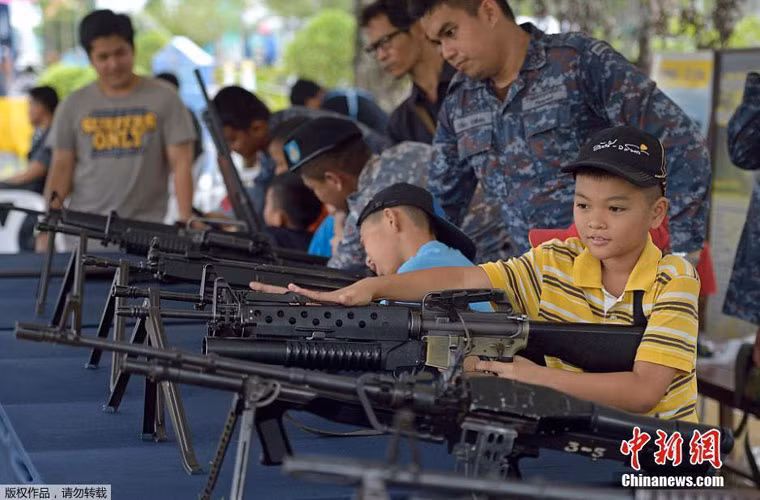 Dưới sự hướng dẫn của các binh sỹ quân đội Thái Lan rất nhiều trẻ em nước này thích thú khi được trải nghiệm cùng với những loại súng của quân đội Thái Lan.