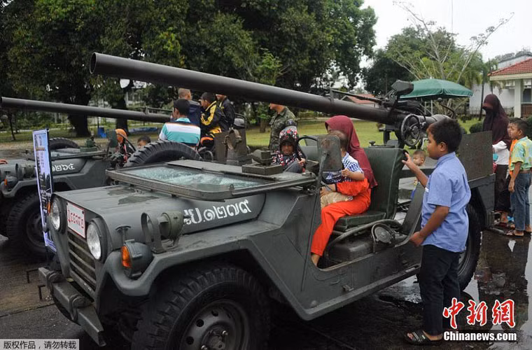 Các em bé cùng bố mẹ được trải nghiệm trên các phương tiện chiến đấu quân đội.