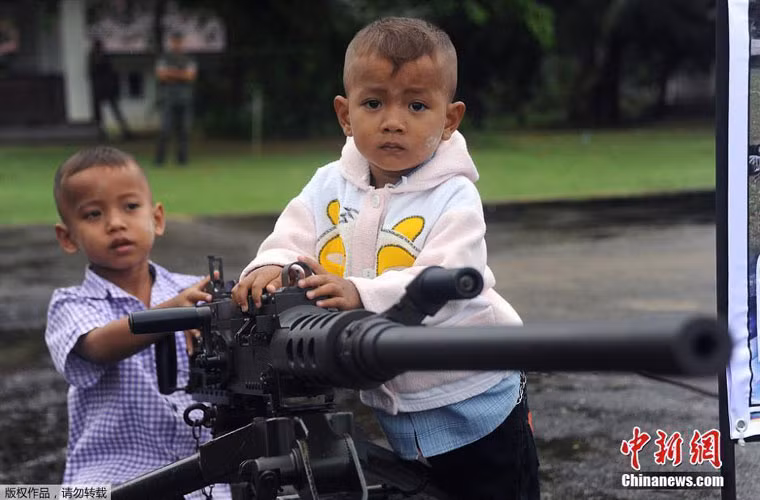 Trong ảnh, 2 em bé Thái Lan đang "nghịch" khẩu đại liên M2.