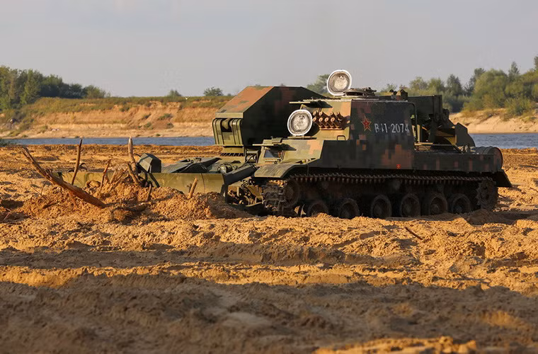 Thiết kế của xe công binh GCZ-112 khá đơn giản, ngoài hệ thống cần cẩu và máng ủi đa năng ra nó hầu như không được trang bị gì nhiều, khi hoạt động lái xe có thể điều khiển GCZ-112 thông qua một lớp bảo vệ khá nhỏ được bố trí phía trước.