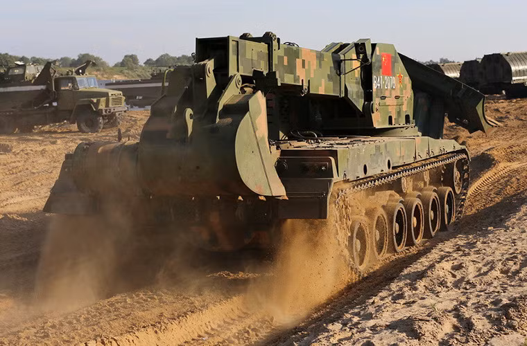 Dựa trên một số hình ảnh ban đầu ta có thể thấy GCZ-112 có thiết kế tương tự như các mẫu xe công binh của Nga với hệ thống máng ủi đa năng và một cần cẩu kiêm nhiệm luôn vai trò của một cần cẩu xúc.