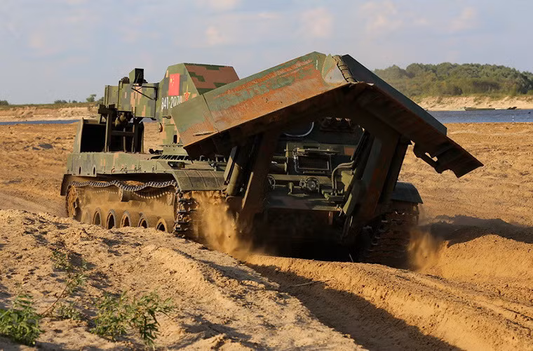 Trong phần thi dành cho lực lượng công binh đội Trung Quốc đã triển khai một xe công binh GCZ-112 tham gia vào phần thi của nước này.