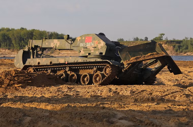 Theo một số thông tin ban đầu GCZ-112 được Trung Quốc phát triển dựa trên nền tảng khung gầm xe tăng chiến đấu chủ lực Type 96 của nước này.