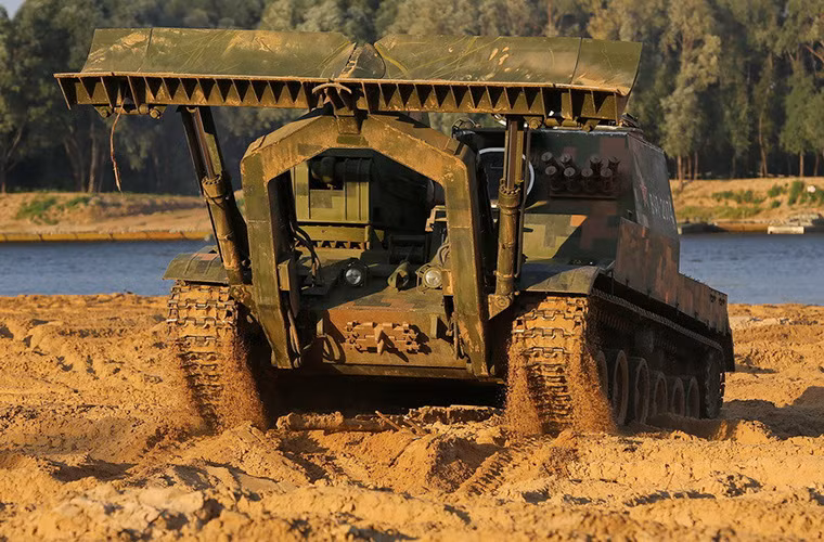 Hệ thống máng ủi của GCZ-112 sẽ được gấp lại để nó có thể dễ dàng di chuyển hơn.