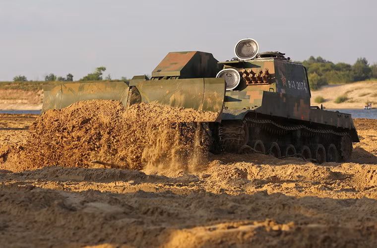 Dù mới được phát triển nhưng mẫu xe công binh GCZ-112 của Trung Quốc không được đánh giá cao và có phần lạc hậu trước các mẫu xe công binh của Nga tham gia Army Games-2015.