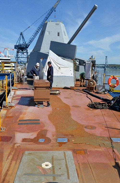 Hầu như mặt boong nằm trong tình trạng gỉ sét.