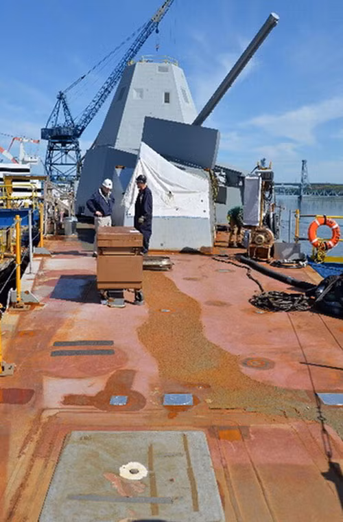 Hầu như mặt boong nằm trong tình trạng gỉ sét.