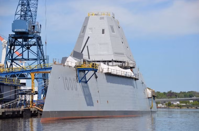 USS Zumwalt (DDG-1000) có lượng giãn nước 14.564 tấn, dài 182,9m, rộng 24,6m, mớn nước 8,4m.