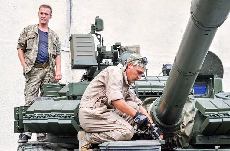 Trong khi đó, Kiev tuyên bố những chiếc xe tăng chiến đấu chủ lực T-80 của họ vượt trội hơn hoàn toàn so với những chiếc xe tăng T-64 của lực lượng Dân quân đòi ly khai ở miền Đông Ukraine hay T-72 của Quân đội Nga.