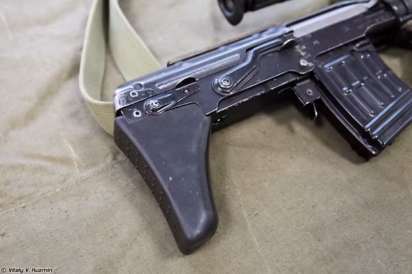 Báng súng ngắn gọn thiết kế thuận lợi khi để đệm vai khi bắn.