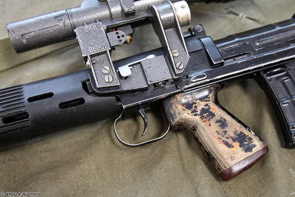 Các hệ thống trên súng cho phép nó ở trạng thái ba chế độ: an toàn, tự động và bán tự động.