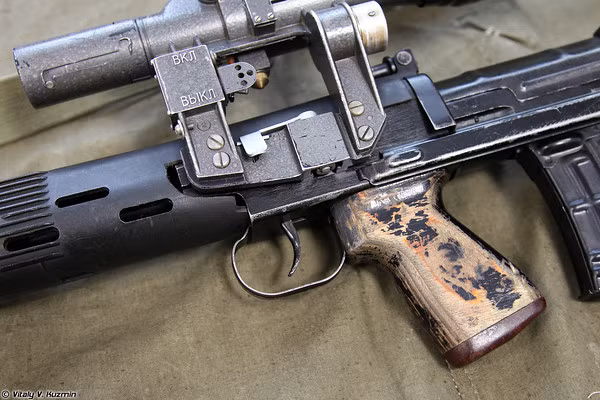 Các hệ thống trên súng cho phép nó ở trạng thái ba chế độ: an toàn, tự động và bán tự động.