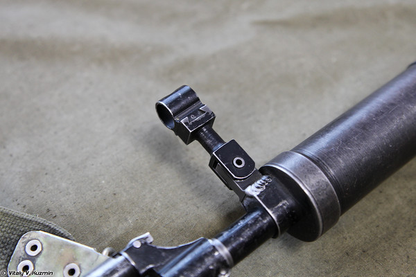 Phía trước súng có gắn đầu ngắm có thể gấp xuống được.