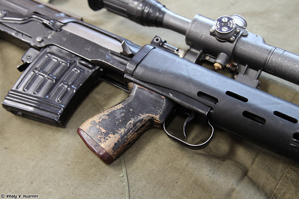 SVU-A được thiết kế khác biệt các dòng súng trường khác ở chỗ: băng đạn lắp sau cò và tay cầm.