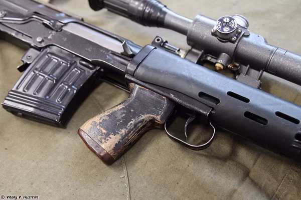 SVU-A được thiết kế khác biệt các dòng súng trường khác ở chỗ: băng đạn lắp sau cò và tay cầm.