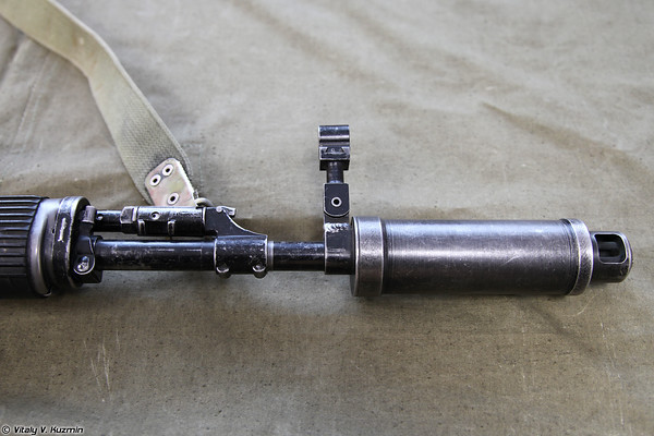 Súng được trang bị ống giảm thanh khiến cho kẻ thù khó phát hiện hơn khi khai hỏa.