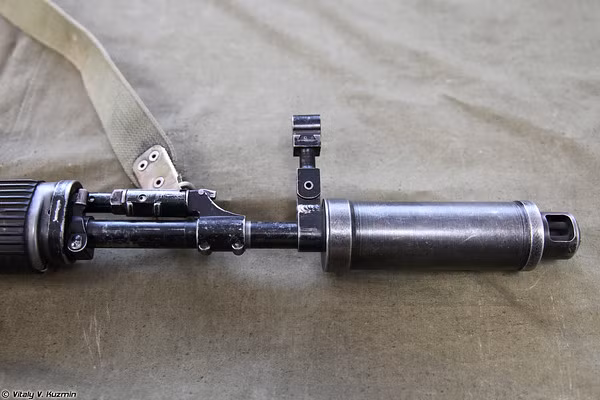 Súng được trang bị ống giảm thanh khiến cho kẻ thù khó phát hiện hơn khi khai hỏa.