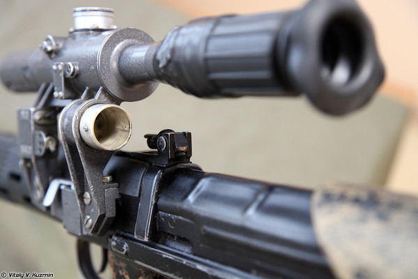 Tuy nhiên, chế độ bắn tự động hoàn toàn của SVU-A thường được khuyến cáo sử dụng khi xạ thủ ở cực ly gần so với địch. Điều này được tin sẽ khắc phục hạn chế của loại súng thiết kế kiểu Bullpup với hộp đạn gắn liền báng súng.