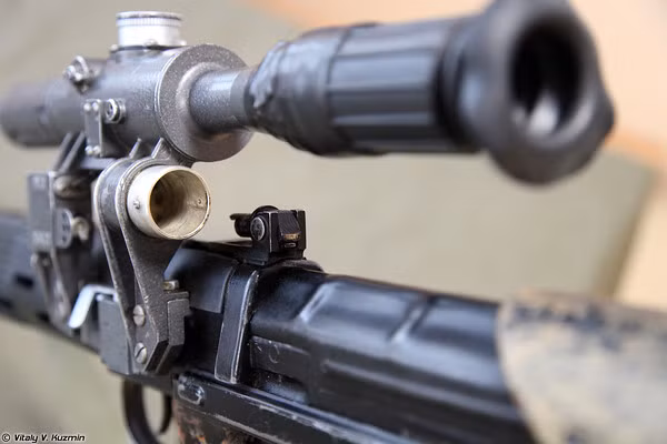 Tuy nhiên, chế độ bắn tự động hoàn toàn của SVU-A thường được khuyến cáo sử dụng khi xạ thủ ở cực ly gần so với địch. Điều này được tin sẽ khắc phục hạn chế của loại súng thiết kế kiểu Bullpup với hộp đạn gắn liền báng súng.