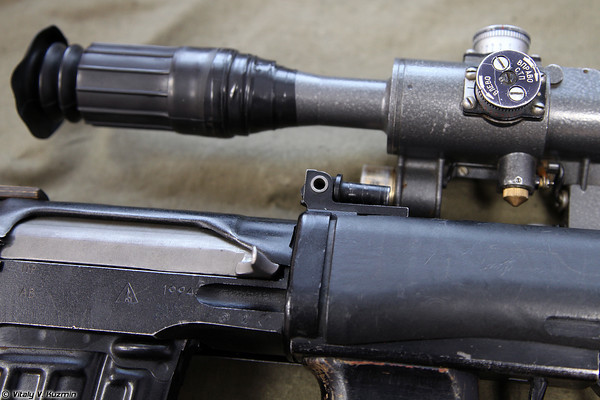 Cả hệ thống nắp hộp khóa nòng cũng nằm sau cò và tay cầm súng.