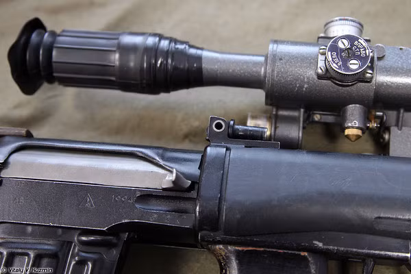 Cả hệ thống nắp hộp khóa nòng cũng nằm sau cò và tay cầm súng.