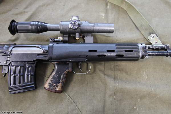 Phía sau nòng súng là hệ thống kính ngắm quang học loại PSO-1 cho phép xạ thủ tác chiến cả ban ngày và ban đêm. Không chỉ thế, SVU-A còn thích nghi với hầu hết các kính ngắm khác. Đây là điều mà phiên bản SVU thông thường không làm được.