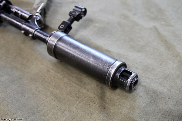 Phía cuối ống giảm thanh có bộ phận mõm phanh giảm độ giật súng khi bắn tới 40 %.