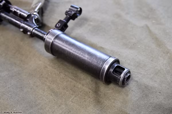 Phía cuối ống giảm thanh có bộ phận mõm phanh giảm độ giật súng khi bắn tới 40 %.