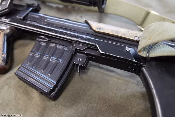 Băng đạn SVU-A có khả năng chứa 20 viên đạn, gấp đôi số đạn so với SVU. Nếu muốn bắn liên thanh, xạ thủ sẽ thực hiện thao tác bóp cò sâu.