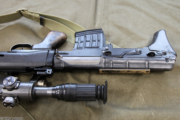 Trọng lượng súng dồn vào phía trên tay cầm súng tạo sự cân bằng tốt hơn cho súng.