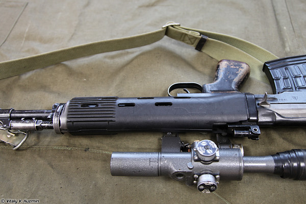 Loại kính ngắm này giúp SVU-A có độ chính xác cực cao, với độ lệch mục tiêu chỉ 8 cm ở khoảng cách 50 mét khi bắn bằng loại đạn tiêu chuẩn.