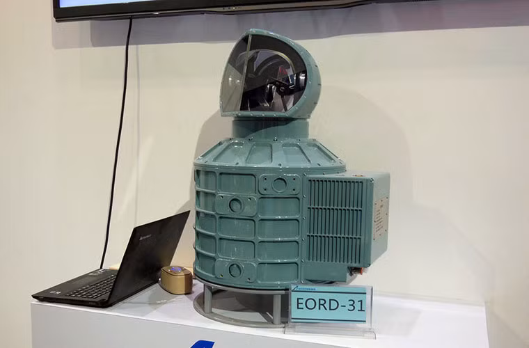 Trong ảnh là hệ thống dò tìm hồng ngoại EORD-31 mà A-Star cho rằng có khả năng phát hiện máy bay tàng hình F-22 và B-2 ở cự ly lần lượt 110km và 150km.