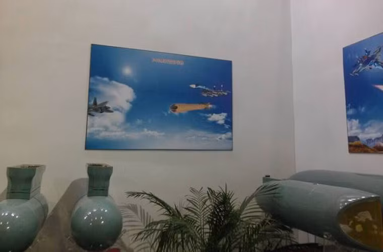 Công ty Công nghiệp Hàng không A-Star ở Giang Tô (Trung Quốc) mới đây đã giới thiệu loạt khí tài trinh sát hàng không có khả năng phát hiện máy bay tàng hình F-22, B-2 của Mỹ tại triển lãm công nghệ quân sự - dân sự Bắc Kinh.