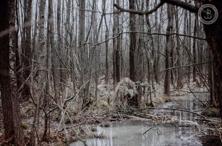 Nếu đừng từ xa rất khó nhận ra được tay súng bắn tỉa Ba Lan này.