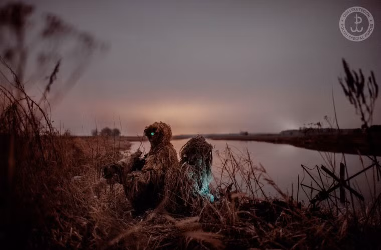 Mỗi kíp bắn tỉa gồm hai người, một xạ thủ và một người quan sát. Người quan sát sẽ sử dụng ống nhòm đặc biệt, tích hợp khả năng đo tốc độ gió, nhiệt độ, độ ẩm không khí và thiết bị định tầm laser.