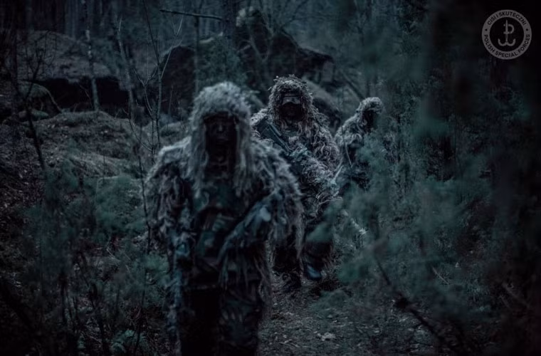 Ngoài ngụy trang bản thân, các xạ thủ bắn tỉa cũng phải che giấu vũ khí để kẻ địch không thể phát hiện. Đối với lính bắn tỉa, vũ khí chính là một phần không thể tách rời của họ.