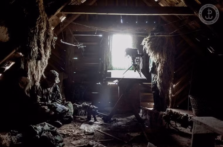 Một yếu tố không thể không tính tới trong việc nâng cao hiệu quả của lính bắn tỉa là kính ngắm. Kính ngắm ngoài nhiệm vụ giúp xạ thủ ngắm bắn còn có tác dụng hiệu chỉnh đường ngắm phù hợp với tốc độ gió và nhiệt độ môi trường.