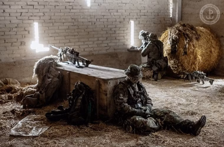 Tay súng bắn tỉa tinh nhuệ của Ba La tranh thủ nghỉ ngơi.