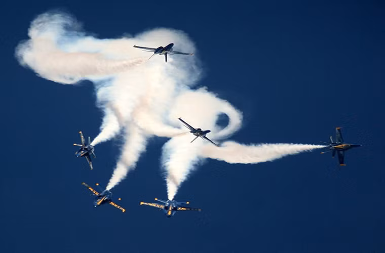 Pha nhào lộn ngoạn mục trên không của tiêm kích F/A-18 tại triển lãm hàng không Wings Over Houston được tổ chức ở sân bay Houston, Mỹ.