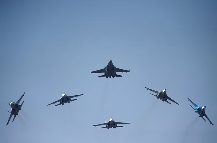 Phi đội bay biểu diễn gồm những chiếc Su-27 và MiG-29 tại căn cứ không quân Lipetsk của Nga vào năm 2006.