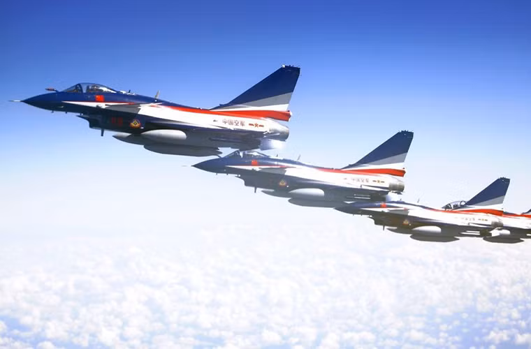 Không quân Trung Quốc cũng có một phi đội bay biểu diễn khá nổi tiếng có tên là Bát Nhất với những chiếc tiêm kích đa năng J-10 và được đặt tên theo ngày thành lập Quân đội Trung Quốc 1/8/1927.