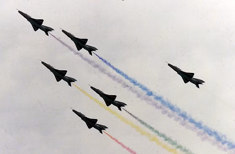 Trong ảnh là phi đội bay Bát Nhất cũng những chiếc tiêm kích J-7 biểu diễn tại triển lãm hàng không quốc tế Chu Hải 2000.