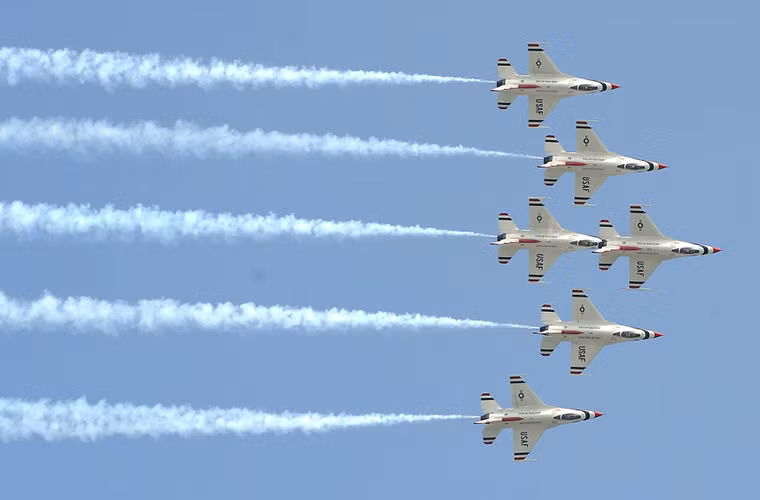 Trang bị chính của phi đội Thunderbirds là tiêm kích F-16, phi đội này được thành lập vào năm 1917. Trong ảnh là phi đội Thunderbirds biểu diễn tại sân bay Don Muang ở Bangkok, Thái Lan vào năm 2009.