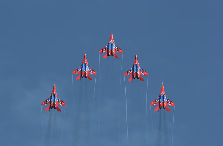 Không quân Nga còn có một phi đội bay biểu diễn nổi tiếng khác là Swifts (chim én) với những chiếc tiêm kích MiG-29. Trong ảnh là phi đội Chim Én đang thực hiện một bài bay biểu diễn trên không tại trên sân bay Kubinka nằm ở ngoại ô Moscow.