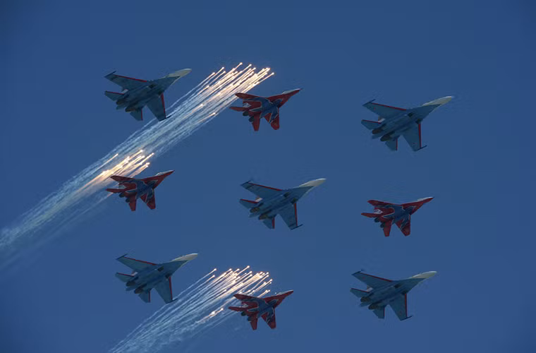 Một màn trình diễn phối hợp giữa hai phi đội Russkiye Vityazi và Swifts, trong lễ duyệt binh kỷ niệm 68 năm chiến thắng chống phát xít tại Quảng trường Đỏ, Moscow.